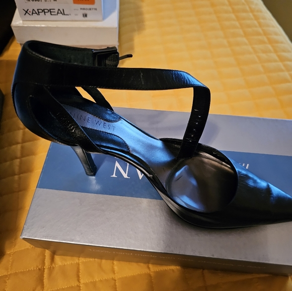 Ladies black heel - Picture 3 of 4